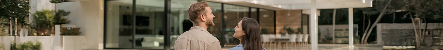 image de couple recevant la clé de leur maison