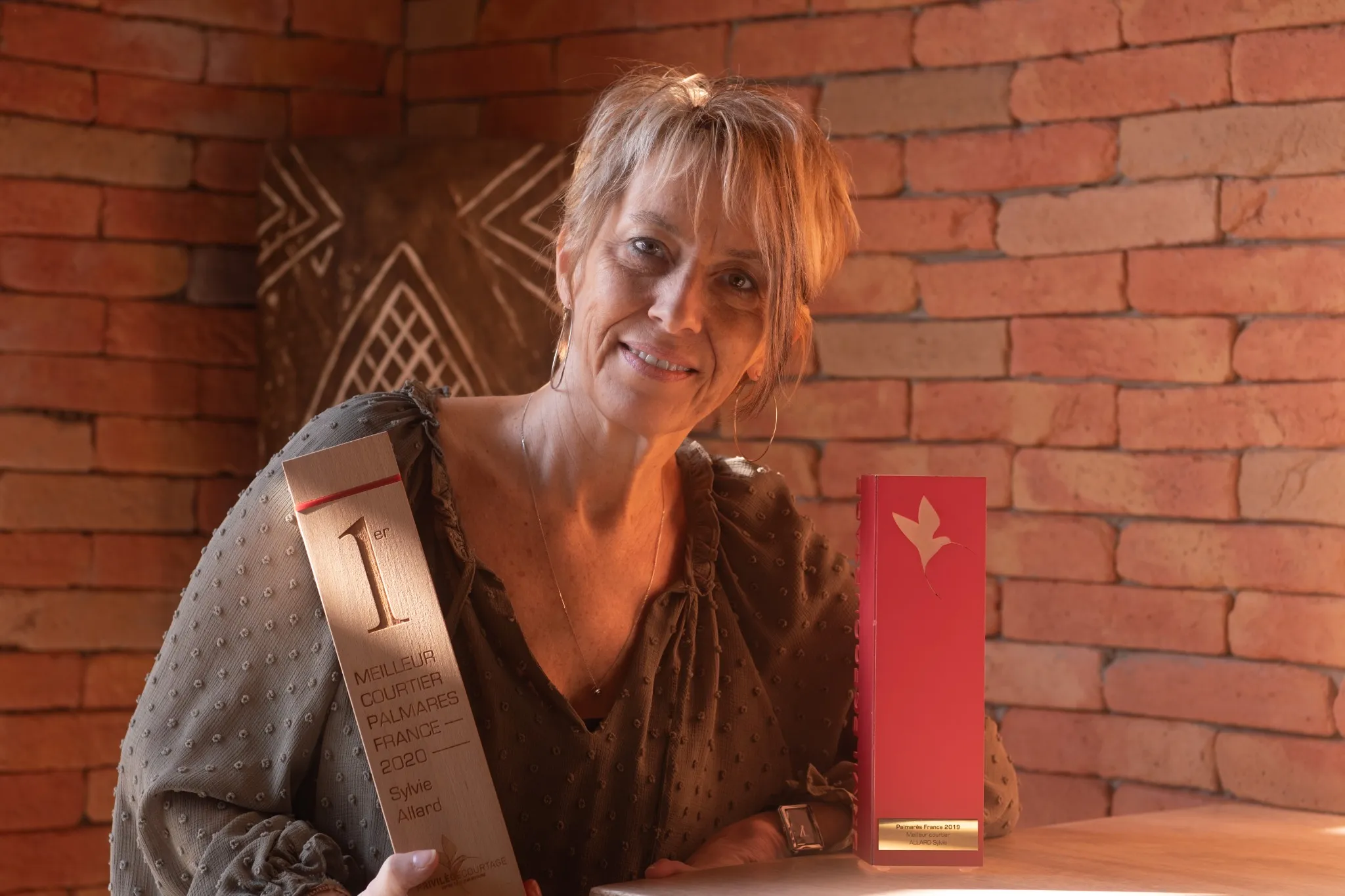 image de Sylvie Allard avec ses trophées